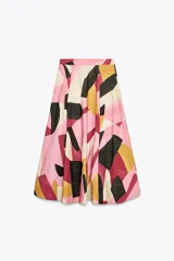 Falda midi de tiro alto confeccionada en hilatura de algodón con estampado geométrico multicolor. Tiene detalle de pliegues en la cintura y bajo evasé.