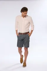 Bermuda cargo color caqui confeccionada en 98% algodón y 2% spandex.