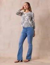 Blusa azul marino de gasa con escote en V y mangas largas con puño.