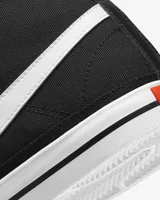 Botitas de lona blanca con detalles en negro, cuello acolchado y logotipo Swoosh grande.