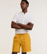 Bermuda de playa recta color mostaza, con textura de rayas y lazo en la cintura.