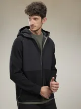 Campera negra con capucha, cierre frontal y bolsillos laterales con cierre.