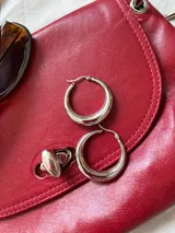 Aros tipo argolla gruesa color dorado.