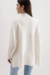 Sweater gris de punto con cuello alto y diseño de líneas horizontales en relieve.