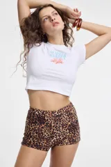 Short de tiro alto color marrón con estampado de piel de serpiente.