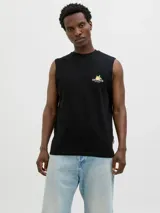 Musculosa negra de algodón con estampa gráfica en la espalda inspirada en la Riviera Francesa, mostrando texto como "La Grande Plage JUAN-LES PINS", "ANTIBES" y "HÔTEL DU CAP-EDEN-ROC Seaside Resort", junto a ilustraciones de un jarrón azul claro y limones sobre un fondo rosado.