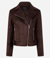 Campera biker color marrón, confeccionada en gamuza sintética, con cuello de solapa, cierre delantero diagonal y bolsillos con cremallera. Incluye tiras ajustables con botones a presión en la parte inferior.