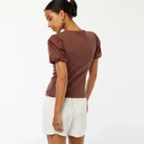 Camiseta marrón de punto acanalado, corte entallado, cuello redondo y mangas cortas abullonadas.