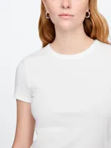 Remera negra de rib con cuello redondo y mangas cortas.