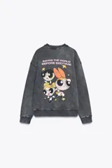 Sudadera gris con efecto lavado, cuello redondo, manga larga y rib en puños y bajo. Estampado frontal con el logo de Las Super Nenas.