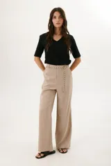 Pantalón de vestir de corte palazzo color beige.