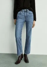 Pantalón de jean azul de corte recto, tiro medio y cinco bolsillos.