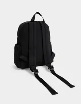 Mochila negra acolchada de tela deportiva con bolsillo frontal con cierre y tirador de goma, correas regulables, manija superior, cierre superior, bolsillos laterales y etiqueta de metal.