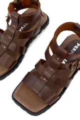 Sandalias de cuero color marrón chocolate, con múltiples tiras horizontales y ajuste con hebillas.