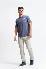 Remera de manga corta con cuello redondo, corte regular y estampado con lettering.