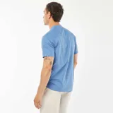 Camisa celeste de manga corta con cuello mao y cierre frontal con botones.