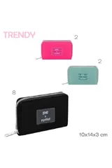Billetera rectangular con cierre perimetral plateado y tirador de metal. Exterior de material sintético color verde menta con un parche transparente que contiene texto en tonos azules y blancos: "TR Love DY", "TRENDY", "TRENDY MANIFEST Y".