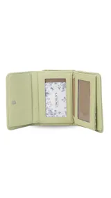 Billetera mediana color rosado, con tapa y cierre a presión. Presenta múltiples compartimentos interiores para tarjetas y billetes, y un bolsillo exterior con cierre en la parte posterior.