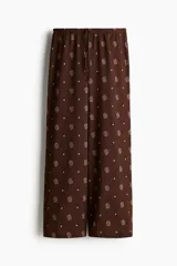 Pantalón marrón de corte recto con estampado cachemir en color beige, cintura elástica con cordón ajustable.