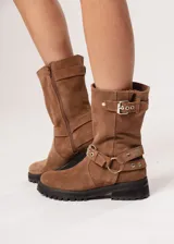 Bota de estilo biker color marrón, con detalles de hebillas y suela de goma antideslizante.