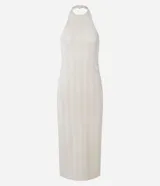 Vestido midi color crema con textura de malla, escote halter y espalda descubierta.