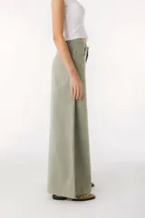 Pantalón de jean color borgoña, de corte wide leg y cintura alta.