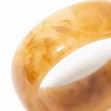Brazalete rígido color caramelo con efecto marmolado.