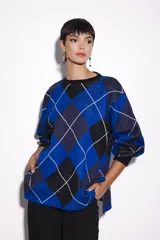 Sweater holgado con patrón de rombos en azul y negro con detalles de lurex.