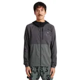 Campera deportiva con capucha color gris y negro, con cierre frontal y logo estampado en el pecho.
