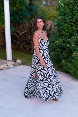 Vestido largo de jersey rib con estampado abstracto en rojo y blanco, con breteles finos y escote en V.