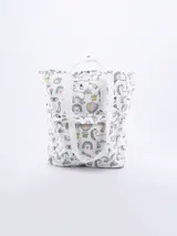 Mochila blanca con estampado de unicornios, arcoíris, corazones y otros motivos infantiles. Tiene doble asa de mano y tiras de mochila ajustables.