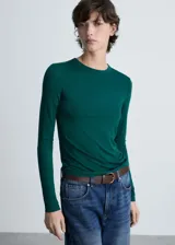 Camiseta verde esmeralda de manga larga con cuello redondo.