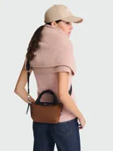 Bolso Longchamp modelo Le Pliage Energy XS, color marrón con detalles en negro.