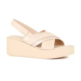 Sandalias de plataforma color beige con tiras cruzadas y pulsera con hebilla.