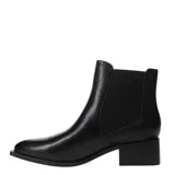 Botas cortas de cuero sintético color negro, con diseño de punta fina y taco cuadrado bajo. Presentan un detalle de tira con hebilla metálica en el lateral y paneles elásticos para un ajuste cómodo.