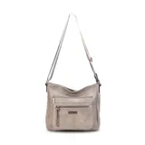 Bandolera morral color negro con apertura superior con cierre. Cuenta con dos bolsillos frontales con cierre, un bolsillo trasero con cierre y tres bolsillos interiores con división y cierres. La correa es de galón regulable a tono.