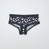 Pack de tres culottes de microfibra con cintura de encaje. Uno color ladrillo liso, uno negro con lunares blancos y uno negro con estampado abstracto blanco.
