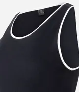 Musculosa de breteles anchos, confeccionada en Rib de algodón y modelo regular. Posee cuello redondo y acabado contrastante.