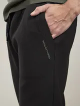 Pantalón de jogging negro con cintura elástica y cordón ajustable.