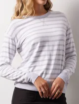 Buzo de modal estampado a rayas horizontales rosas y blancas, con cuello redondo y puños acanalados.