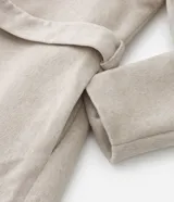 Saco de invierno color beige confeccionado en polivelour, con cuello solapa de pelo sintético desmontable, manga larga y cierre con cinturón. Marca Ashua Curve & Plus Size.