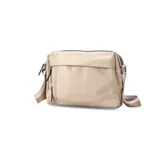 Bandolera color beige con correa de galón a tono, dos bolsillos frontales con cierre y uno dorsal. Su bolsillo principal incluye reparticiones internas.