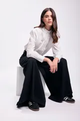 Pantalón de jean negro de corte extra ancho.