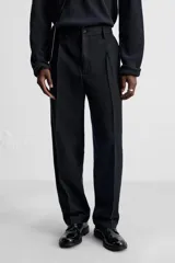 Pantalón de vestir negro de corte recto, con cintura elástica, pliegues frontales, bolsillos laterales y traseros.