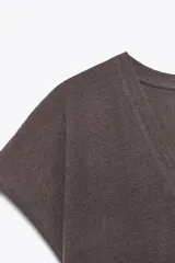 Camiseta color crudo de corte recto, escote en V, manga corta y confeccionada en tejido de algodón y lino.