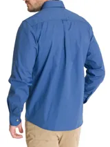 Camisa de hombre azul de manga larga, confeccionada en algodón orgánico con tecnología UPF 20+ y botones de madera.