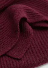 Bufanda rectangular color borgoña de tejido de punto acanalado, confeccionada con mezcla de lana y cashmere.