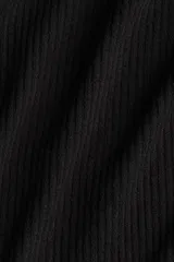 Top negro de punto acanalado con hombros descubiertos y mangas cortas.