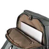 Bolso matero verde de poliéster con diseño acolchado. Tiene acceso con cierre doble, múltiples bolsillos internos y externos, compartimentos para notebook y matero, asas fijas, correa regulable y herrajes plateados.
