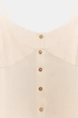 Vestido midi color crema con tirantes finos dobles, escote redondo, espalda descubierta con lazo y cierre frontal con botones.